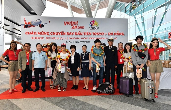 Những hành khách đầu tiên từ Tokyo đặt chân tới Đà Nẵng được chào đón nồng nhiệt.