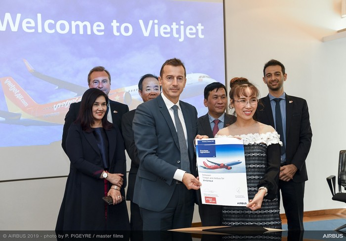 Tổng Giám đốc Vietjet Nguyễn Thị Phương Thảo (phải) và Ông Guillaume Faury, Chủ tịch &amp; Tổng giám đốc của Tập đoàn Airbus cùng ký kết hợp đồng mua 20 tàu bay A321XLR với sự chứng kiến của lãnh đạo cấp cao hai bên.