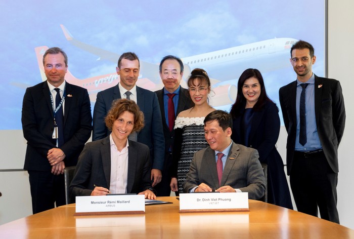 Phó Tổng Giám đốc Vietjet Đinh Việt Phương (phải) ký kết thoả thuận đầu tư thêm 2 buồng lái mô phỏng với đại diện Airbus.
