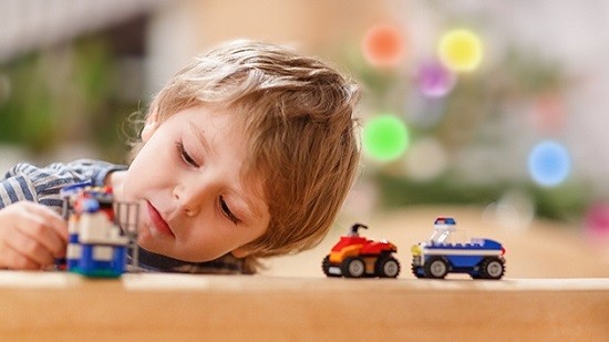 Trẻ mắc chứng tự kỷ gặp nhiều khó khăn trong giao tiếp, nhận thức chậm hơn những trẻ bình thường. Ảnh minh họa: voh.com.vn