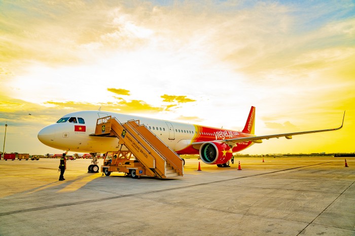 Đón hành khách thứ 100 triệu, Vietjet tung quà máy bay vàng nặng ký.