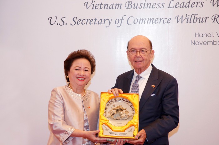 Madame Nga tặng Bộ trưởng Thương mại Hoa Kỳ tác phẩm Gốm Chu Đậu với hình Chùa Một Cột của Việt Nam.