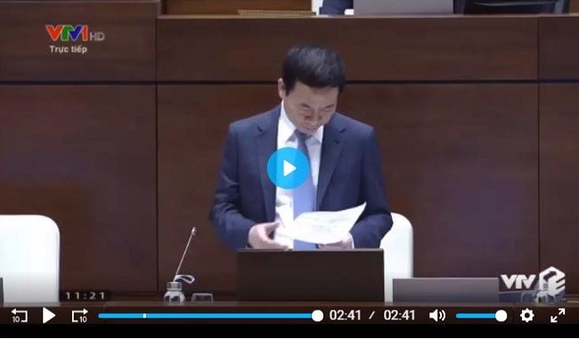 Bộ trưởng Nguyễn Mạnh Hùng trả lời chất vấn (Ảnh: cắt từ clip của VTV1).