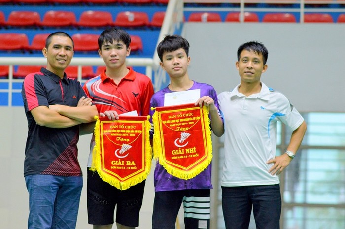 Hai học sinh Nguyễn Quang Bách và Ngô Văn Phước giành giải Ba và giải Nhì môn Cầu lông.