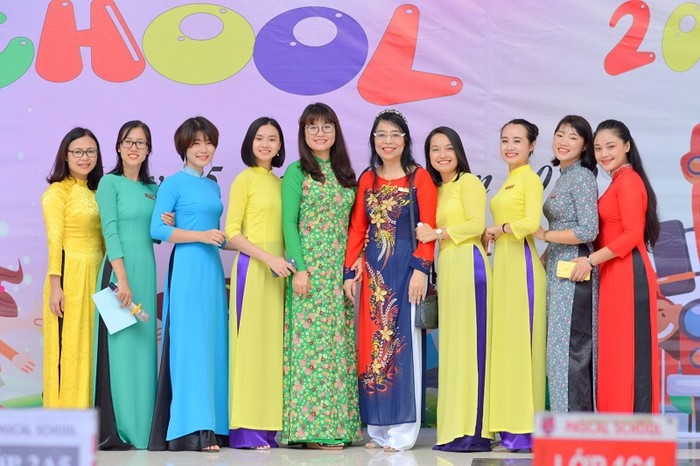 Cô Lê Thị Thanh Nhàn – Hiệu trưởng (thứ 5 từ trái sang) khẳng định quyết tâm của trường Pascal trong năm học 2019 – 2020.