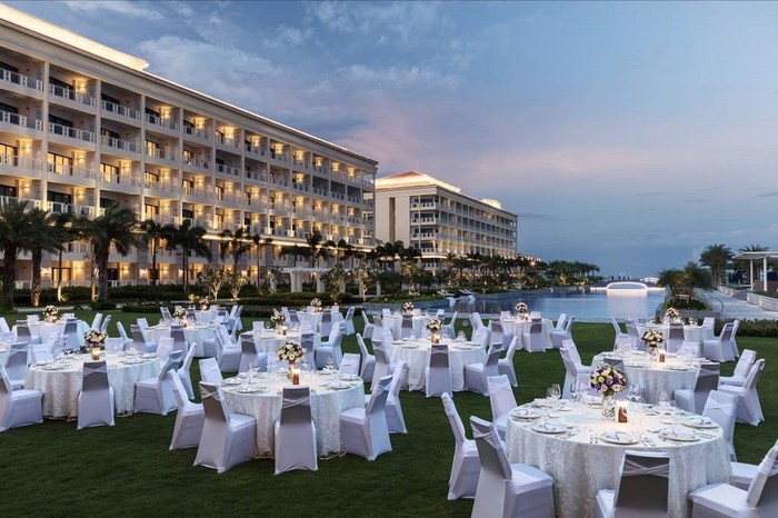 Không gian tổ chức tiệc cưới ngoài trời tại Sheraton Grand Đà Nẵng Resort.