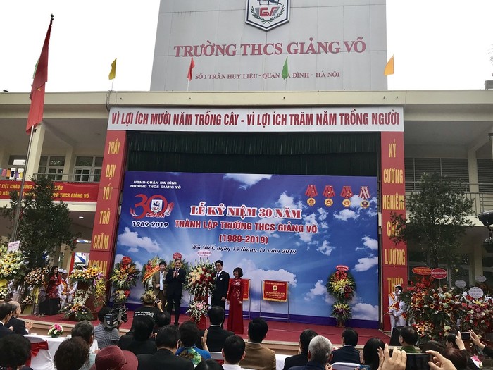 Trường trung học cơ sở Giảng Võ đã long trọng tổ chức buổi lễ kỷ niệm 37 năm ngày nhà giáo Việt Nam, kỷ niệm 30 năm thành lập trường (Ảnh: N.Q)