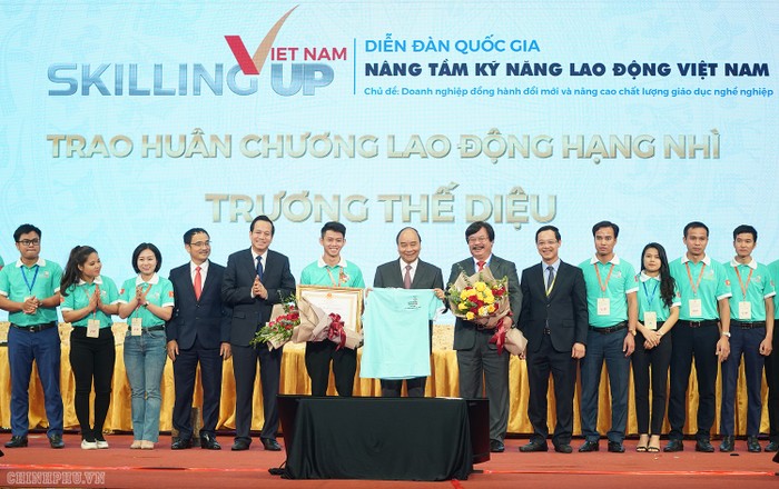 Thủ tướng trao Huân chương Lao động hạng Nhì cho anh Trương Thế Diệu.