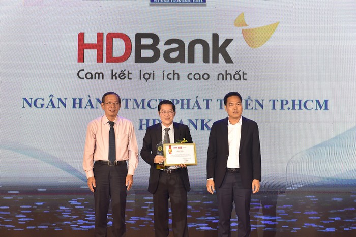 Ban Tổ chức trao Bằng khen Ngân hàng tài trợ tín dụng xanh tốt nhất và Ngân hàng có chất lượng dịch vụ tốt nhất cho lãnh đạo HDBank - ông Phạm Quốc Thanh - Phó Tổng Giám đốc HDBank.