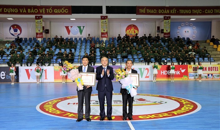 Ông Lê Thành Trung – Phó Tổng Giám đốc HDBank nhận bằng khen của Bộ Văn hóa - Thể thao và Du lịch