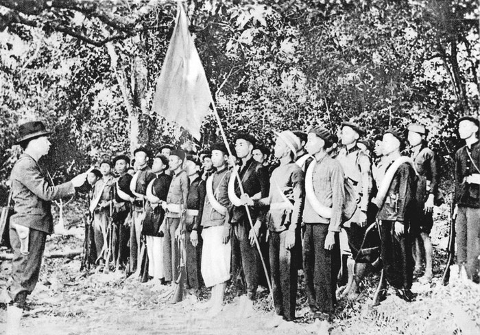 Một đơn vị giải phóng quân làm lễ xuất phát từ cây đa Tân Trào về giải phóng Thái Nguyên (16/8/1945). Ảnh: hochiminh.vn