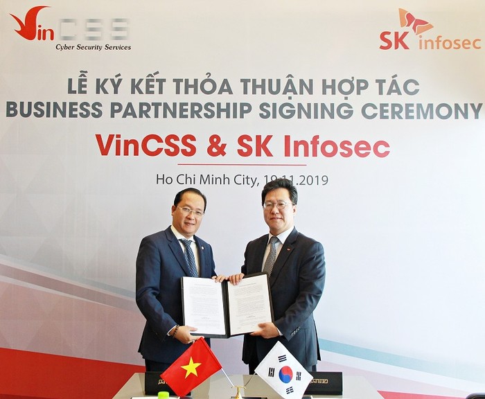Tổng Giám đốc Công ty VinCSS, ông Đỗ Ngọc Duy Trác (bên trái) và đại diện SK Infosec tại Lễ ký kết hợp tác.