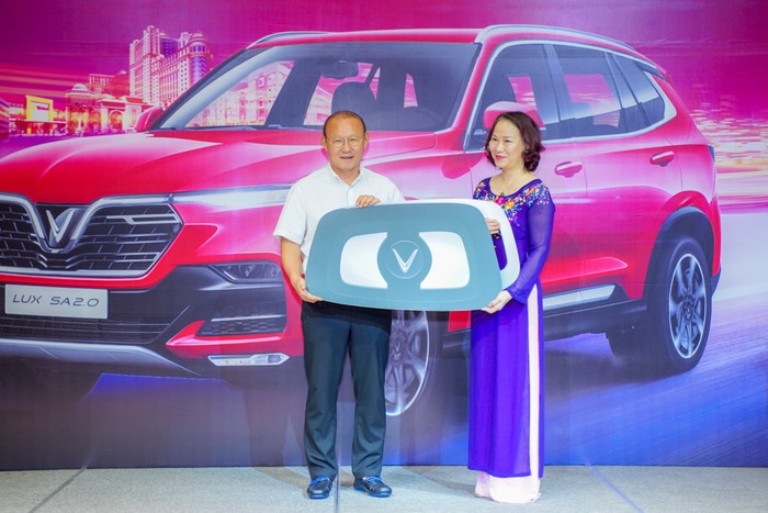 Huấn luyện viên Park Hang-seo nhận chìa khóa tượng trưng chiếc xe VinFast Lux SA2.0 từ bà Hoàng Bạch Dương – Giám đốc chi nhánh Thành phố Hồ Chí Minh Tập đoàn Vingroup.