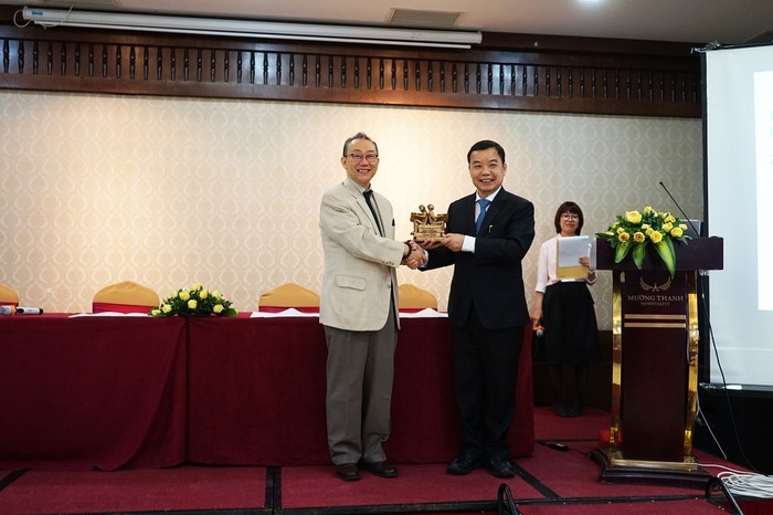 Ông Nguyễn Văn Phước Giám đốc Công ty First News Trí Việt (bên phải) trao quà lưu niệm tới ông Ando Toshiki - Giám đốc Trung tâm Giao lưu Văn hoá Nhật Bản.