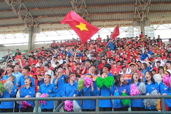 Gần 5000 cổ động viên đến sân cổ vũ cho các cầu thủ trong trận chung kết.