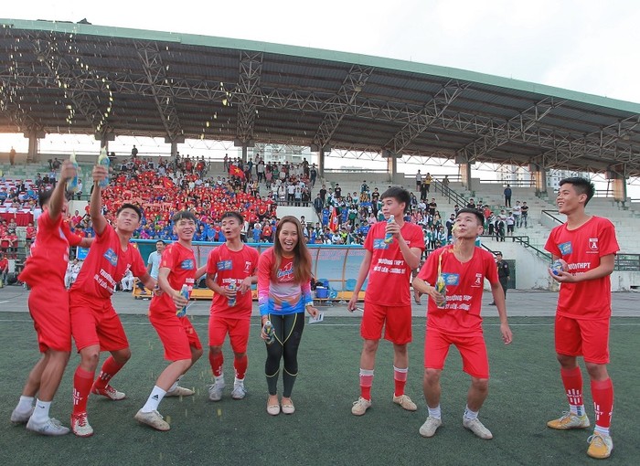 Thanh Vũ cuồng nhiệt cùng các cầu thủ trung học phổ thông Ngô Sỹ Liên.