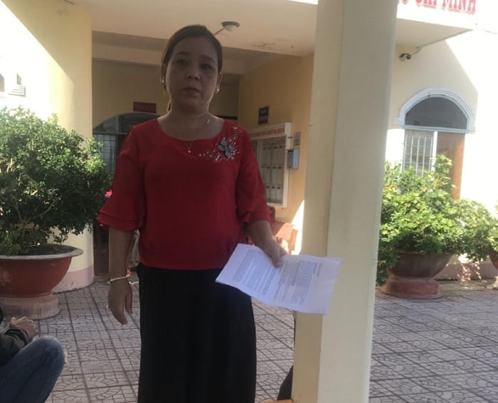 Cô giáo Hoài Thanh tại Tòa án nhân dân huyện Cái Nước trước giờ xét xử.