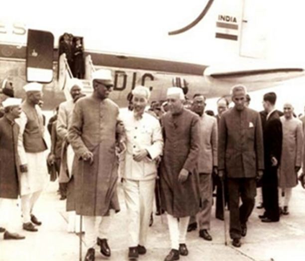 Tổng thống Rajendra Prasad và Thủ tướng J.Nehru đón tiếp Chủ tịch Hồ Chí Minh sang thăm Ấn Độ năm 1958, tại sân bay New Delhi. (Ảnh Tư liệu Quân đội Nhân dân)