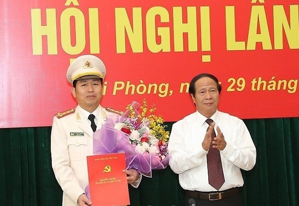 Bí thư Thành ủy Hải Phòng Lê Văn Thành trao quyết định cho Đại tá Vũ Thanh Chương.