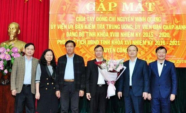 Lãnh đạo tỉnh Hưng Yên chúc mừng đồng chí Nguyễn Minh Quang.