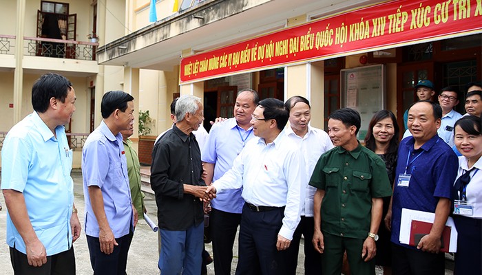 Phó Thủ tướng Phạm Bình Minh nói chuyện với cử tri. Ảnh: VGP/Hải Minh