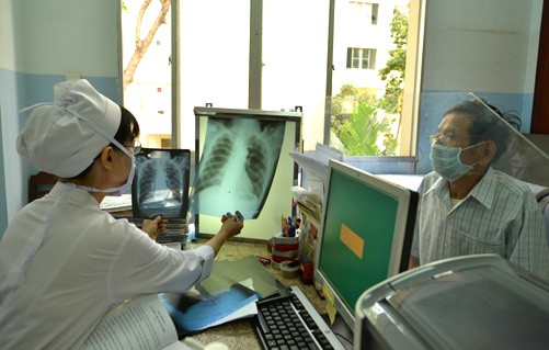 Khám cho bệnh nhân lao tại Bệnh viện Lao Phạm Ngọc Thạch (Thành phố Hồ Chí Minh). Ảnh: Phương Vy/TTXVN