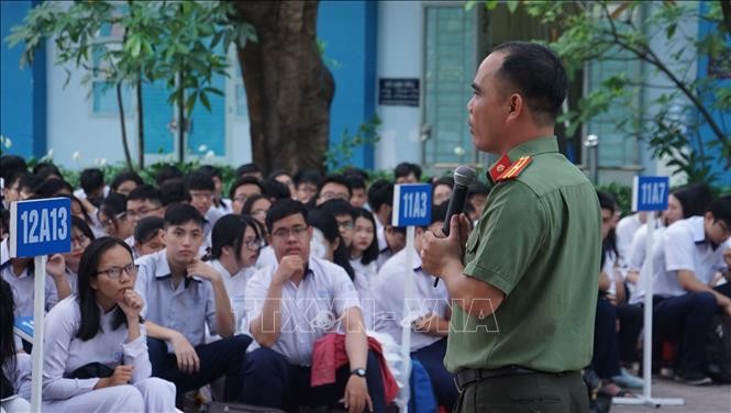 Các chuyên gia và đông đảo học sinh cùng tham gia trao đổi tại buổi tọa đàm “Bạo lực học đường, dâm ô trẻ em – chống được không?”, ngày 8/4, tại TP Hồ Chí Minh. Ảnh minh họa: Thu Hoài/TTXVN