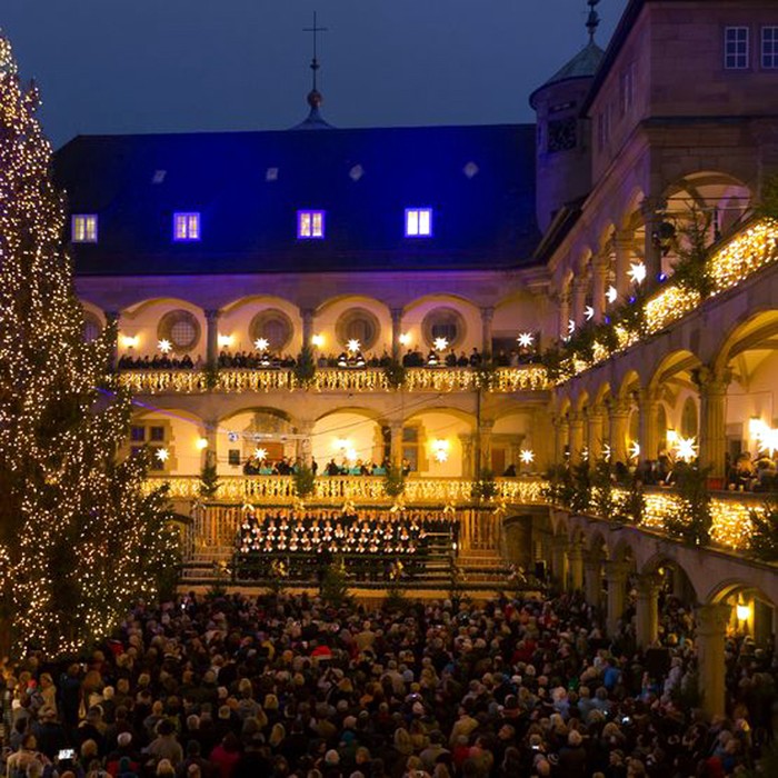 Hoà nhạc bên cây thông Noel, quảng trường tòa thị chính Stuttgart.