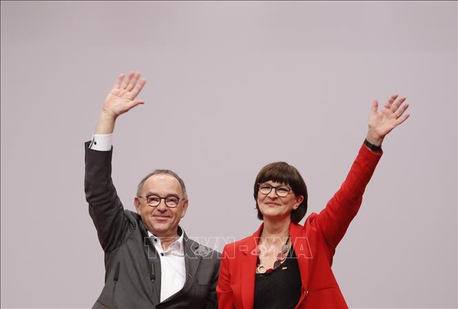 Ông Norbert Walter-Borjans và bà Saskia Esken đã được bầu chọn làm hai nhà lãnh đạo mới của Đảng SPD (Ảnh: TTXVN).