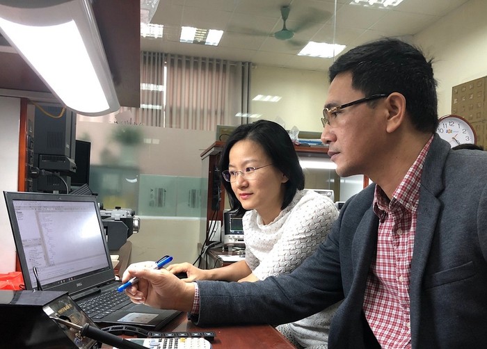 Tiến sĩ Phùng Thị Kiều Hà trao đổi công việc với đồng nghiệp.