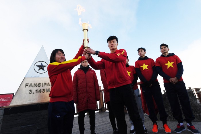Các tuyển thủ U23 Việt Nam rước đuốc, truyền lửa cho đội tuyển bóng đá nữ quốc gia trên đỉnh Fansipan.