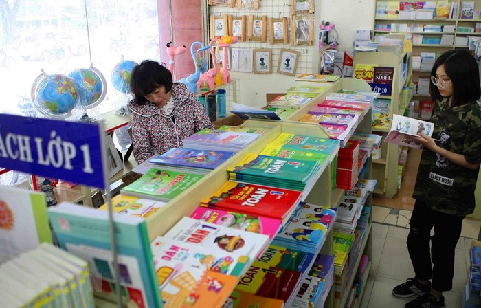 Sách giáo khoa tại cửa hàng sách của Nhà Xuất bản Giáo dục Việt Nam. (Ảnh: TTXVN)