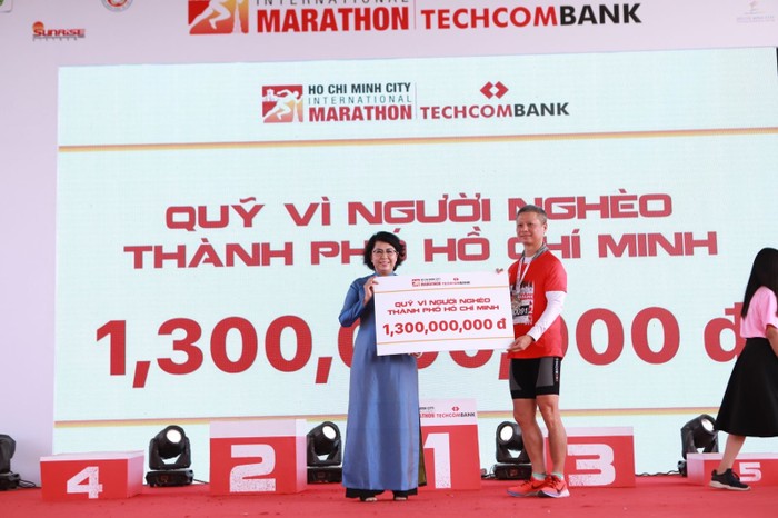 Tổng Giám Đốc Techcombank lên trao tặng số tiền ủng hộ cho Quỹ Vì Người Nghèo Thành Phố Hồ Chí Minh.