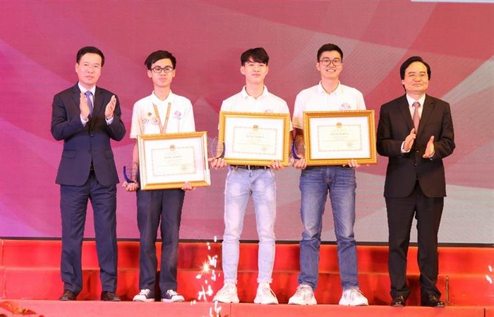 Đồng chí Võ Văn Thưởng và Bộ trưởng Phùng Xuân Nhạ trao bằng khen và kỷ niệm chương cho 3 thí sinh đạt giải Nhất.