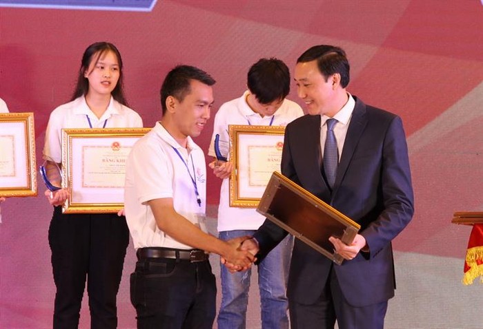 Phó Chủ tịch Ủy ban Trung ương Mặt trận Tổ quốc Việt Nam Phùng Khánh Tài trao giải cho thí sinh đạt giải Nhì.