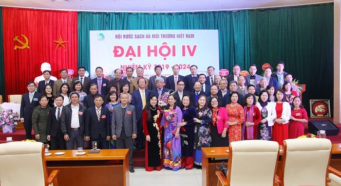 Các đại biểu và khách mời chụp ảnh lưu niệm cùng Thứ trưởng Võ Tuấn Nhân và tân Chủ tịch Hội nước sạch và Môi trường Việt Nam.