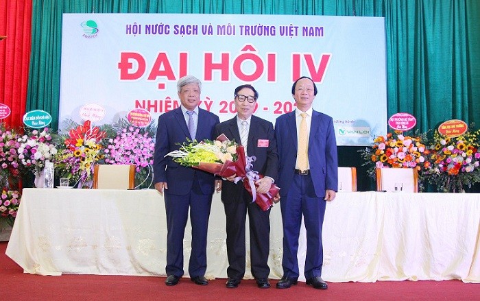 Thứ trưởng Võ Tuấn Nhân và tân Chủ tịch Hội Nước sạch và Môi trường Việt Nam tặng hoa và quà lưu niệm cho nguyên Chủ tịch Hội ông Hồ Ngọc Hải.