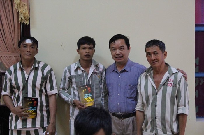 Ông Nguyễn Văn Phước – Giám đốc Công ty First News Trí Việt tặng sách cho phạm nhân.