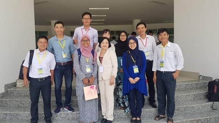 Nghiên cứu sinh Lê Văn Phong (thứ 3 từ trái sang, hàng sau) cùng các nhà khoc học và sinh viên tham gia Hội nghị quốc tế Dê sữa Á - Úc lần thứ 4 tại Đại học Trà Vinh (10/2018).