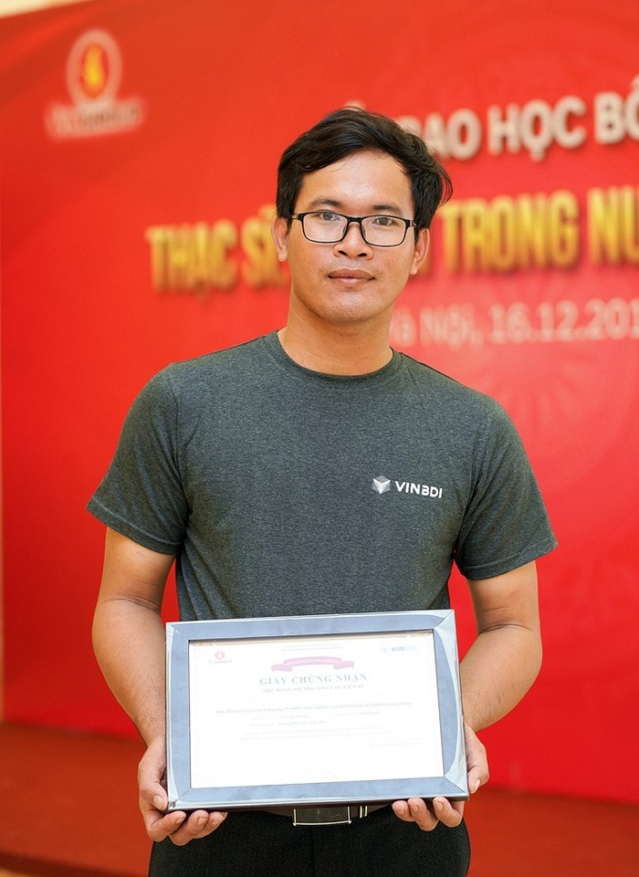 Tại Lễ trao học bổng của Quỹ Đổi mới sáng tạo (VinIF) ngày 16/12/2019, Lê Văn Phong cho biết: có học bổng, Phong sẽ giảm bớt thời gian làm thêm để tập trung cho luận án.