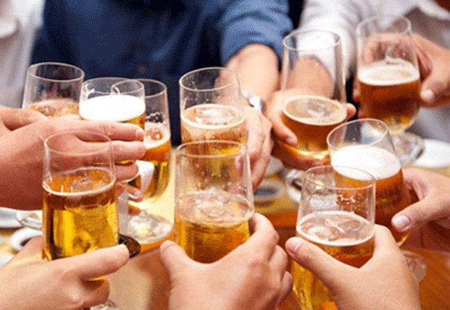Nghiêm cấm công chức có hành vi uống rượu, bia vào giờ nghỉ trưa (Ảnh minh họa: vtv.vn).