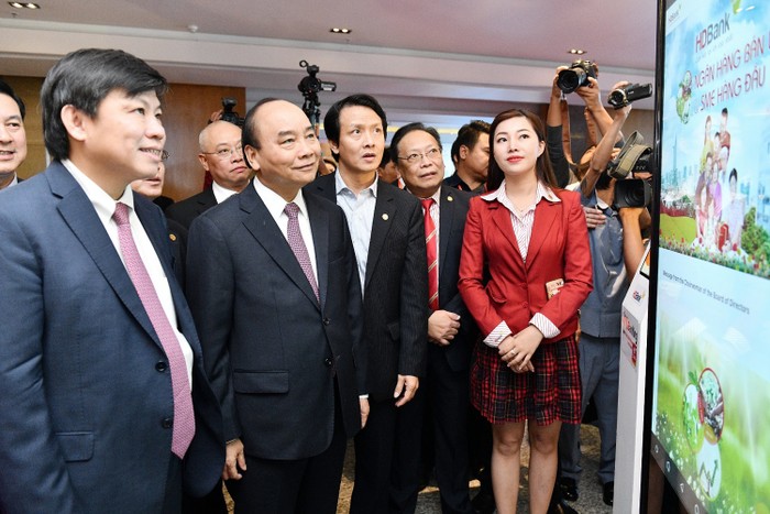 Thủ tướng Chính phủ Nguyễn Xuân Phúc tham dự và phát biểu chúc mừng tại buổi lễ khai trương của HDBank nhân chuyến công du, thăm chính thức Cộng hòa Liên bang Myanmar.