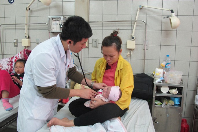Trẻ bị viêm đường hô hấp do virus cúm nhập viện điều trị tại Bệnh viện Bạch Mai (Ảnh minh họa: nld.com.vn).