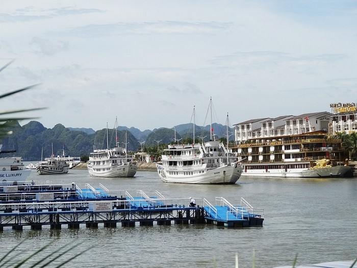 Vùng đất sình lầy bên vịnh Hạ Long sau khi được Tập đoàn Tuần Châu cải tạo. Nơi đây mỗi năm đóng góp cho ngân sách tỉnh Quảng Ninh 2000 tỷ đồng từ các nguồn thu dịch vụ du lịch.