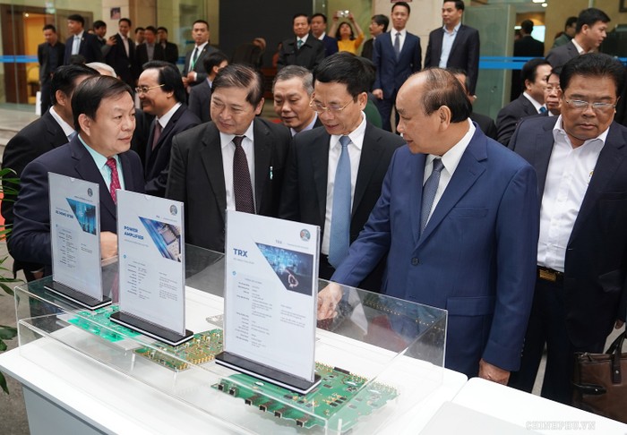 Thủ tướng Nguyễn Xuân Phúc và các đại biểu khu trưng bày thiết bị 5G của Tập đoàn công nghiệp – viễn thông Viettel.