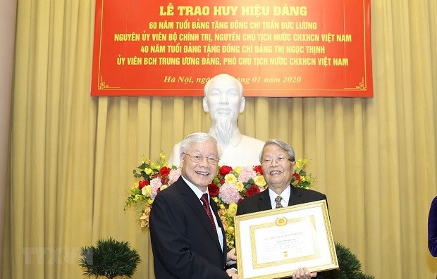 Tổng Bí thư, Chủ tịch nước Nguyễn Phú Trọng trao Huy hiệu 60 năm tuổi Đảng tặng đồng chí Trần Đức Lương. Ảnh: TTXVN