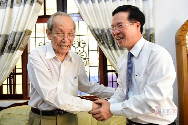 Đồng chí Võ Văn Thưởng, Ủy viên Bộ Chính trị, Trưởng ban Tuyên Giáo Trung ương đến thăm Giáo sư Trần Hồng Quân (Nguồn ảnh: vietnamnet).
