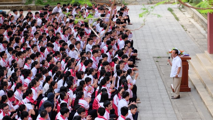 Học sinh Trường chuyên Lê Quý Đôn (Đông hà, Quảng Trị) được truyền cảm hứng từ Giáo sư Nguyễn Lân Dũng. Ảnh: Lại Cường.