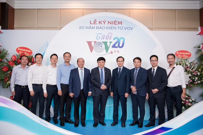 Tổng Giám đốc Nguyễn Thế Kỷ (thứ năm từ phải qua) cùng các lãnh đạo VOV và khách mời tại Lễ kỷ niệm 20 năm VOV.VN.
