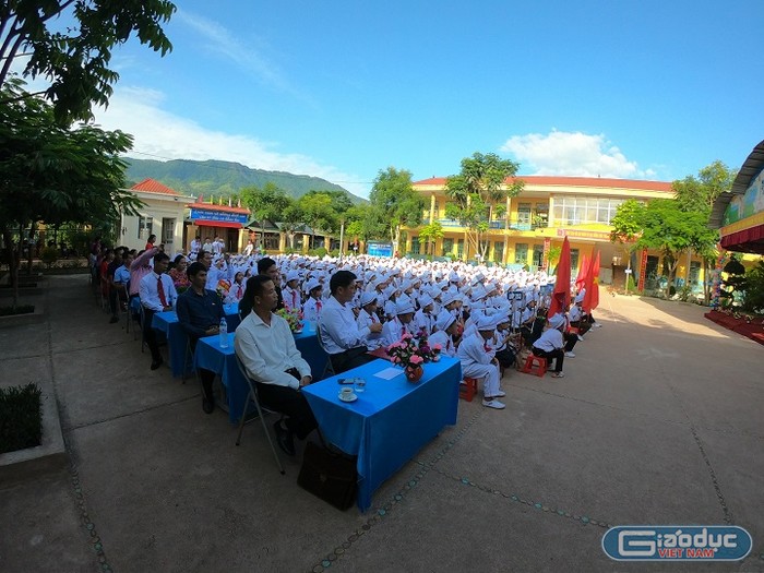 Ngày khai giảng năm học mới ở Trường Phổ thông dân tộc bán trú Tiểu học Ba Cô Sa (Ảnh: Lại Cường).